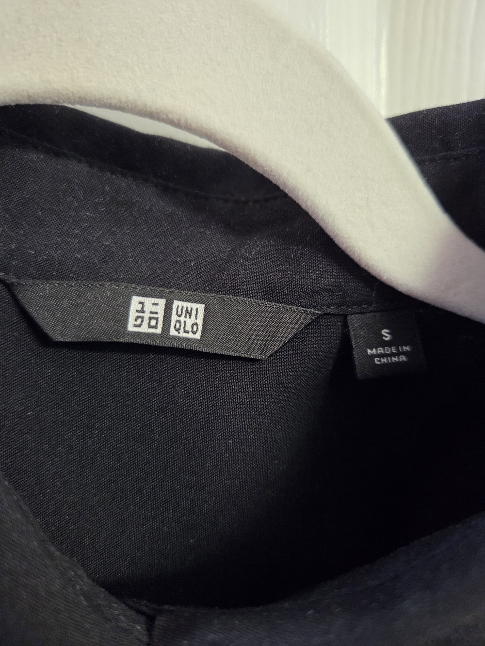 Uniqlo Black Sleeveless Button-Down Shirt - Picture 3 of 3